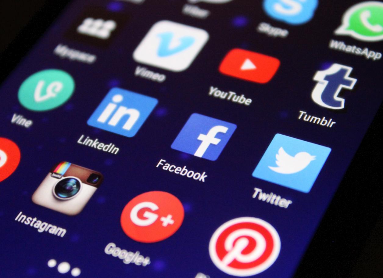 Beneficiile de a fi pe platformele de social media și cum să le instalați pe telefoane